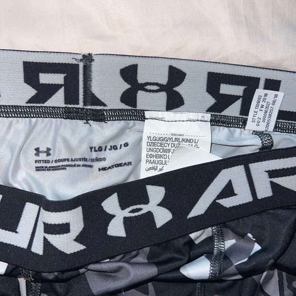 Under Armour EUC Boys' HeatGear Armour ¾ Printed Leggings - Picture 6 of 11